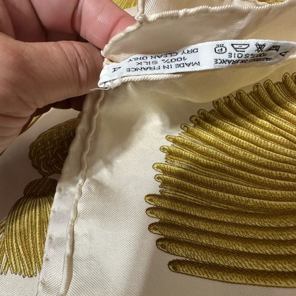 HERMES ❤️🌟 “POSTA ET CAVALERIE” SILK SCARF W/ HAND-ROLLED EDGES COMES W/ BOX ⭐️ - Picture 4 of 5